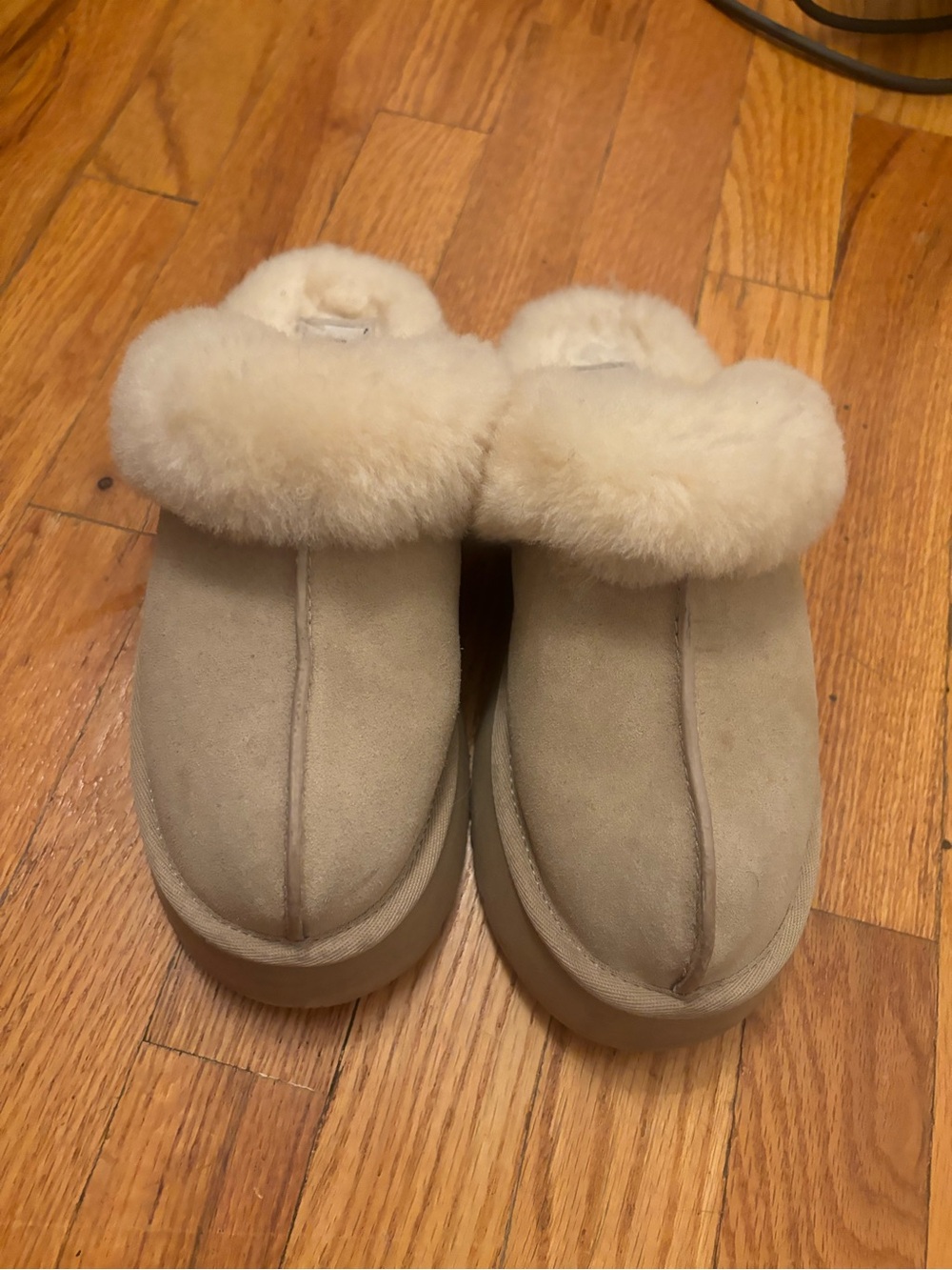Plush Shearling-Lined Women's Slip-On Slippers in Beige
